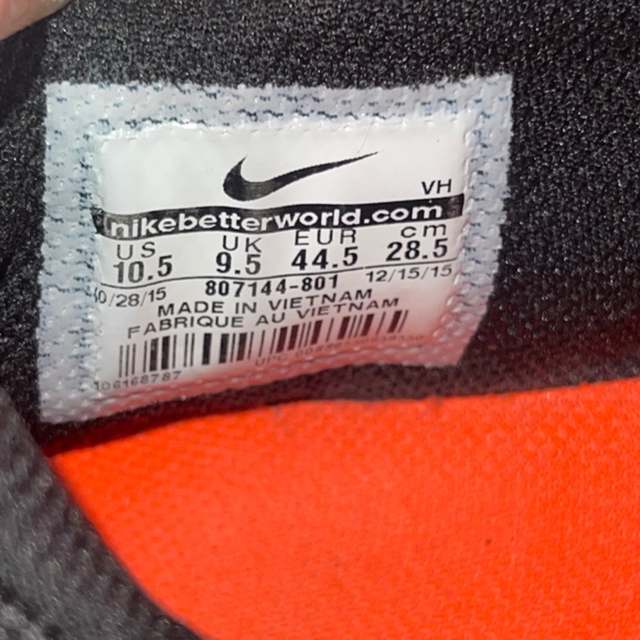 Nike Orange and Black Athletic Shoes for Performance - Picture 8 of 8